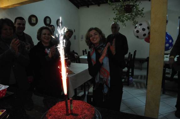 Hora de apagar a velinha, na festa de aniversário, em Curitiba, no Paraná